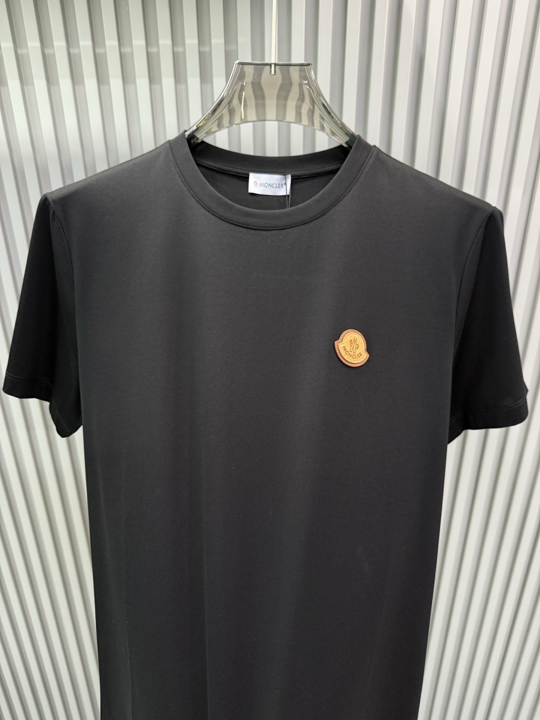 Moncler 2026春夏新品皮标刺绣徽章短袖T恤，品牌经典的真皮徽标系列，主打简约高级的日常穿搭风格