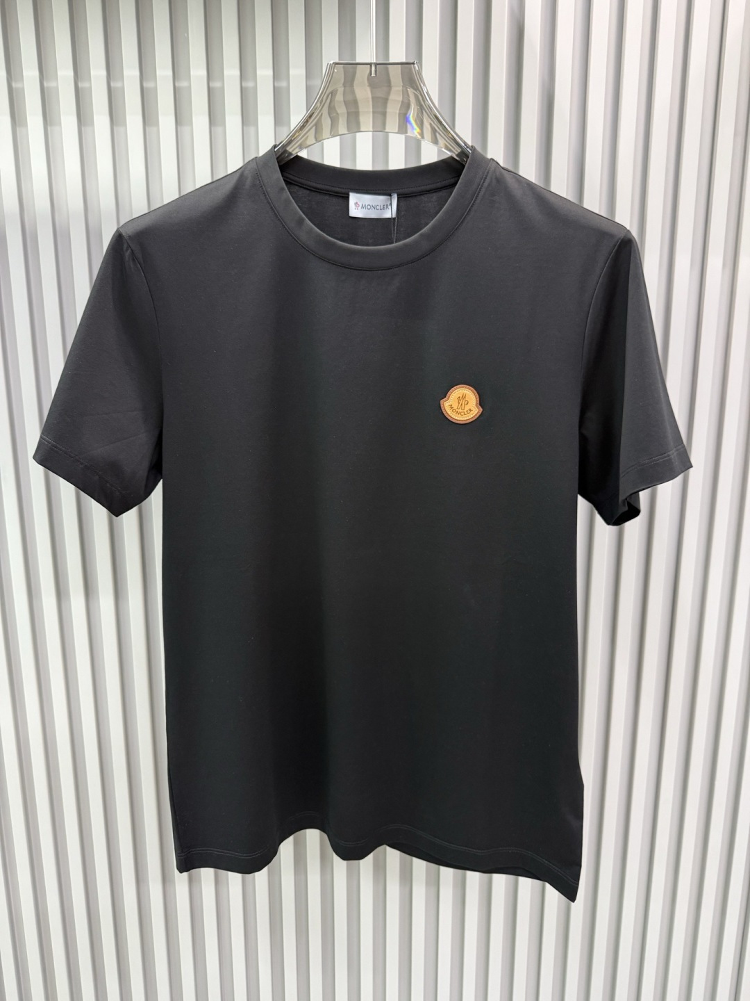Moncler 2026春夏新品皮标刺绣徽章短袖T恤，品牌经典的真皮徽标系列，主打简约高级的日常穿搭风格