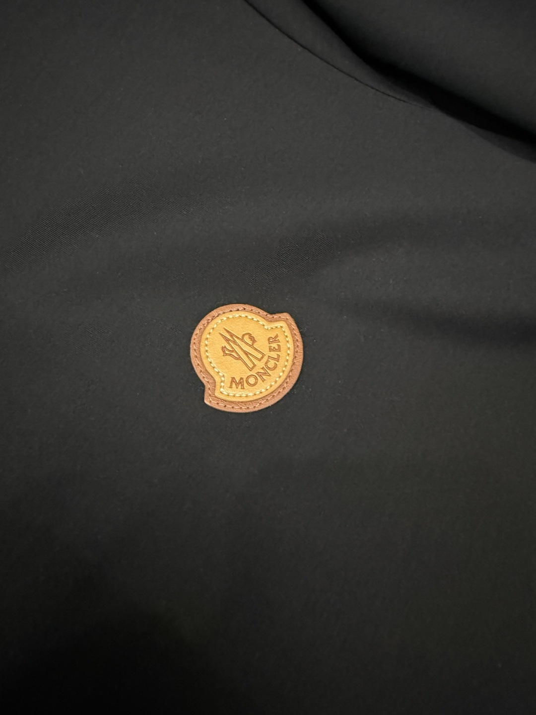Moncler 2026春夏新品皮标刺绣徽章短袖T恤，品牌经典的真皮徽标系列，主打简约高级的日常穿搭风格