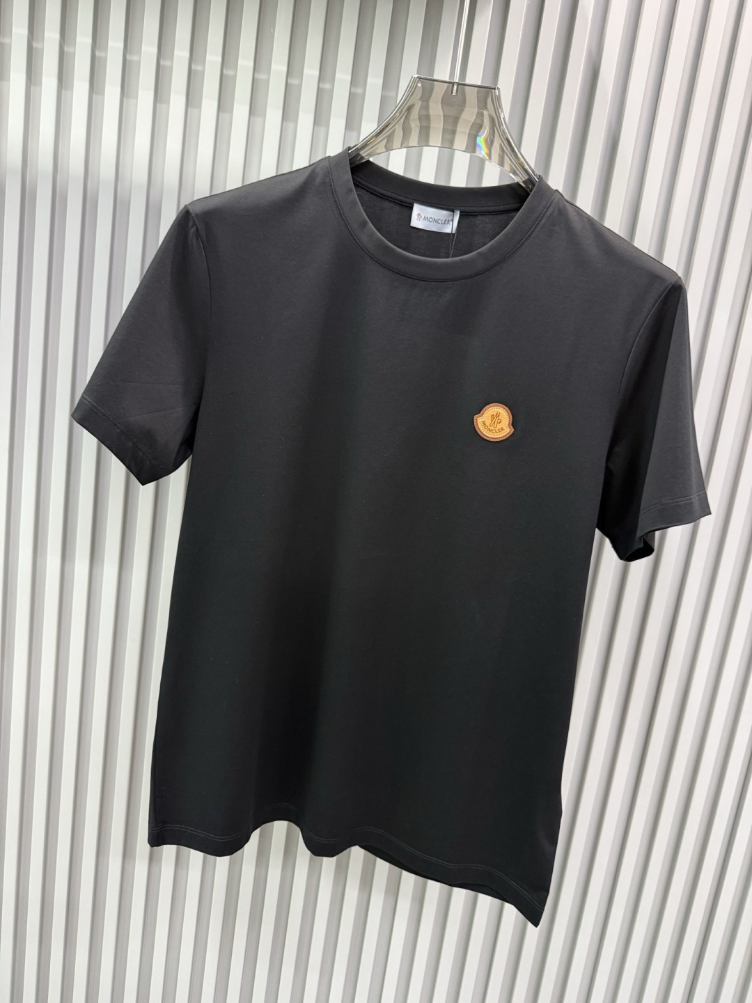 Moncler 2026春夏新品皮标刺绣徽章短袖T恤，品牌经典的真皮徽标系列，主打简约高级的日常穿搭风格