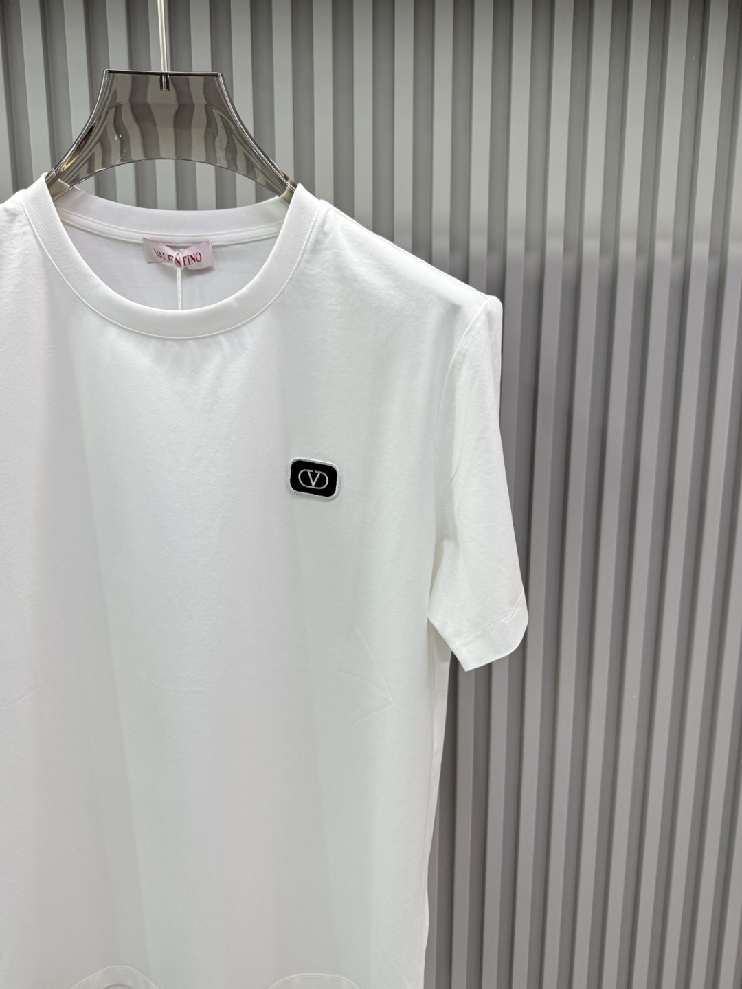 Valentino 2026春夏新品徽章刺绣章仔短袖T恤，采用100支双股高品质丝光长绒棉面料，柔软亲肤