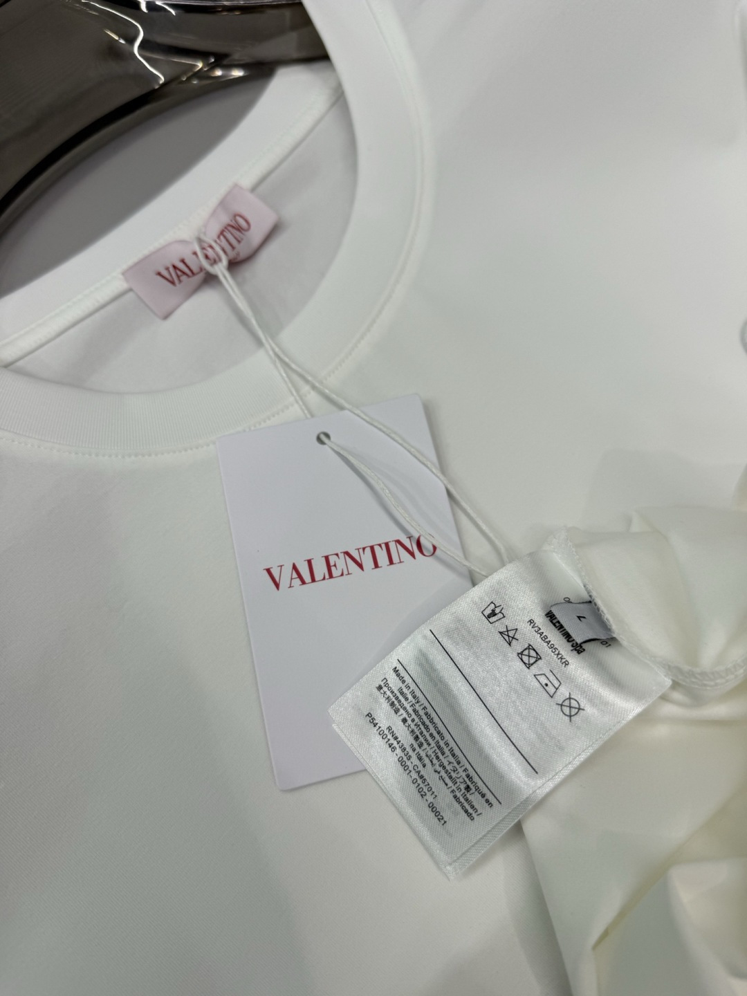 Valentino 2026春夏新品徽章刺绣章仔短袖T恤，采用100支双股高品质丝光长绒棉面料，柔软亲肤