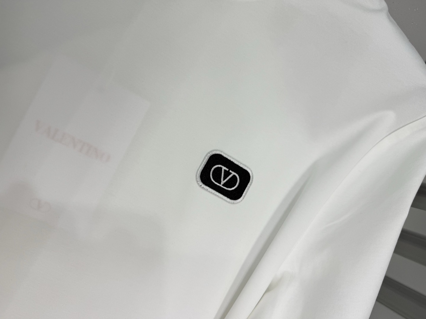 Valentino 2026春夏新品徽章刺绣章仔短袖T恤，采用100支双股高品质丝光长绒棉面料，柔软亲肤