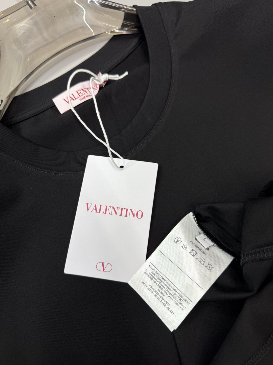 Valentino 2026春夏新品徽章刺绣章仔短袖T恤，采用100支双股高品质丝光长绒棉面料，柔软亲肤