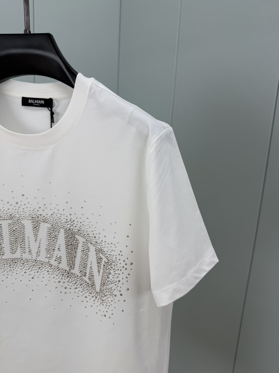 Balmain.巴尔曼 SS26春夏新品满天星水晶短袖T恤，正面胸前满天星水晶设计超吸睛，镂空品牌字母+