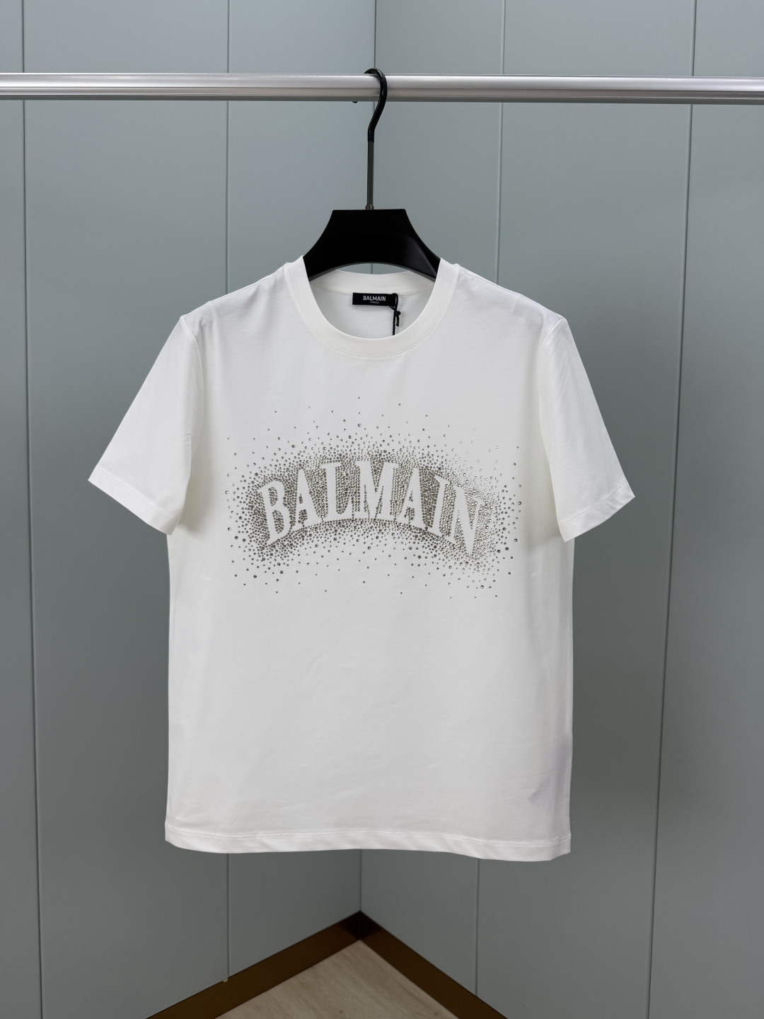 Balmain.巴尔曼 SS26春夏新品满天星水晶短袖T恤，正面胸前满天星水晶设计超吸睛，镂空品牌字母+