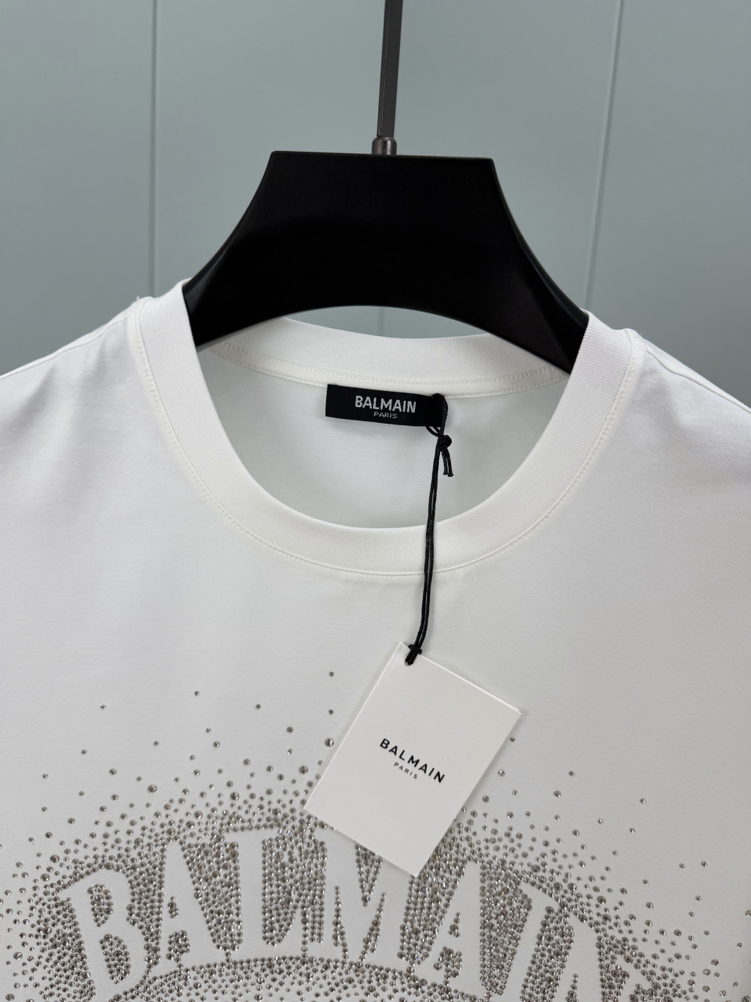Balmain.巴尔曼 SS26春夏新品满天星水晶短袖T恤，正面胸前满天星水晶设计超吸睛，镂空品牌字母+