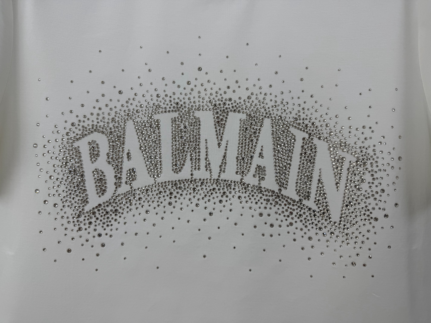 Balmain.巴尔曼 SS26春夏新品满天星水晶短袖T恤，正面胸前满天星水晶设计超吸睛，镂空品牌字母+
