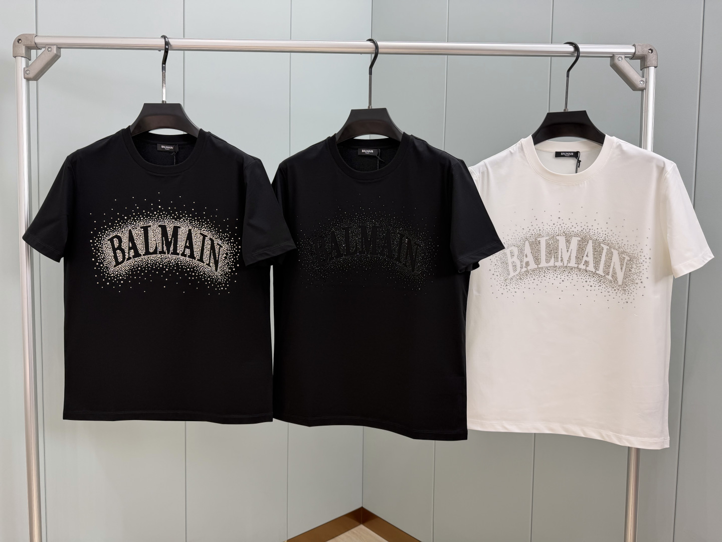 Balmain.巴尔曼 SS26春夏新品满天星水晶短袖T恤，正面胸前满天星水晶设计超吸睛，镂空品牌字母+