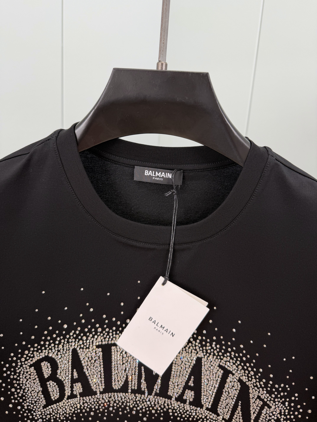 Balmain.巴尔曼 SS26春夏新品满天星水晶短袖T恤，正面胸前满天星水晶设计超吸睛，镂空品牌字母+