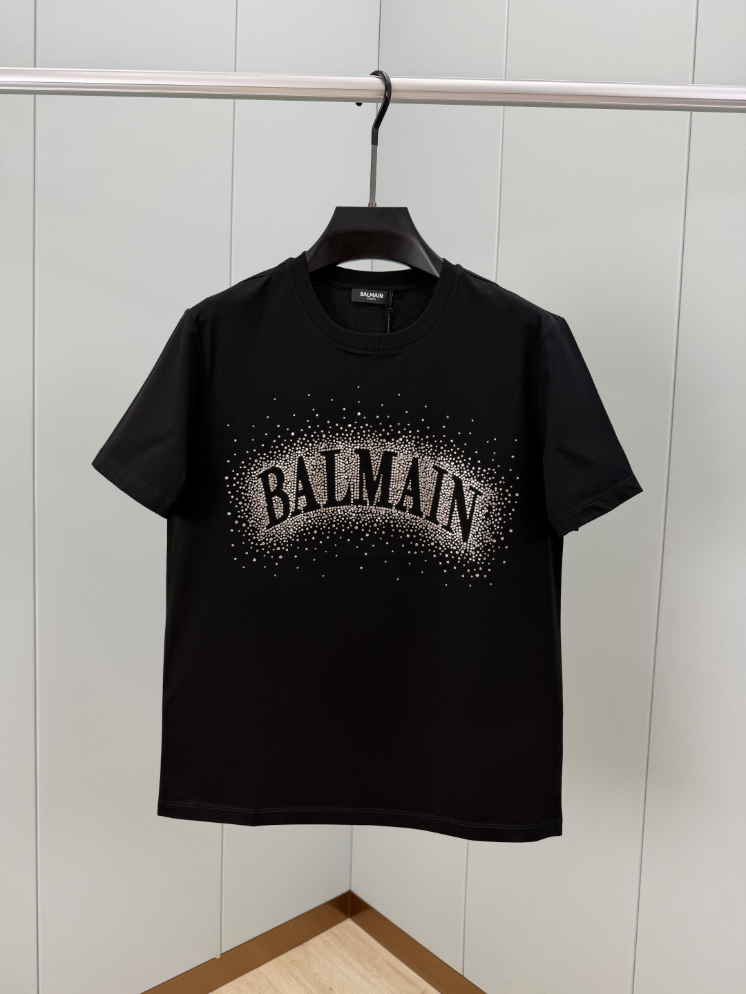 Balmain.巴尔曼 SS26春夏新品满天星水晶短袖T恤，正面胸前满天星水晶设计超吸睛，镂空品牌字母+