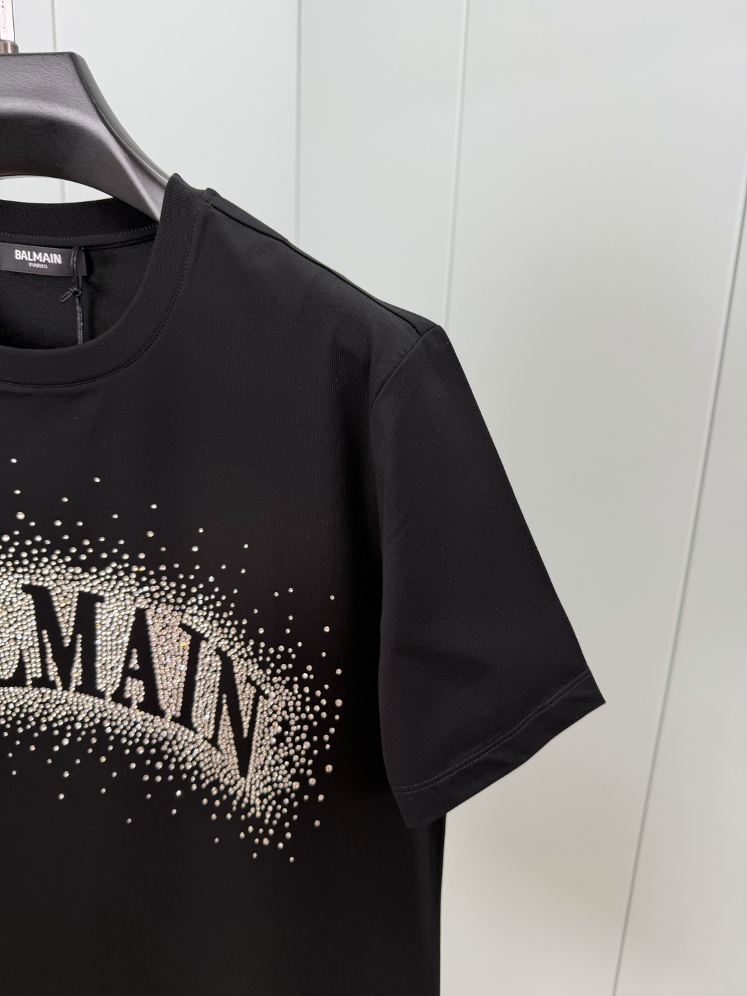 Balmain.巴尔曼 SS26春夏新品满天星水晶短袖T恤，正面胸前满天星水晶设计超吸睛，镂空品牌字母+