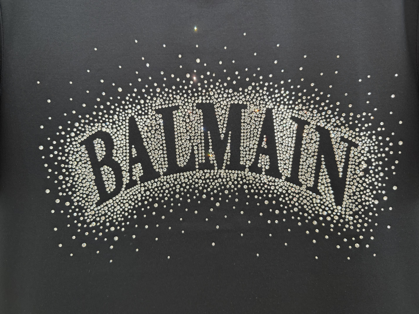 Balmain.巴尔曼 SS26春夏新品满天星水晶短袖T恤，正面胸前满天星水晶设计超吸睛，镂空品牌字母+
