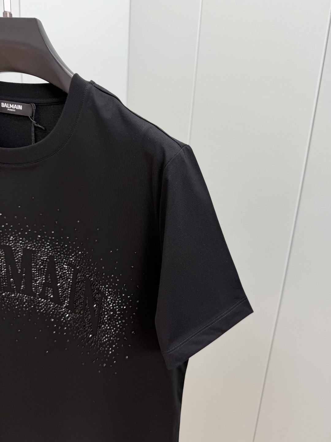 Balmain.巴尔曼 SS26春夏新品满天星水晶短袖T恤，正面胸前满天星水晶设计超吸睛，镂空品牌字母+