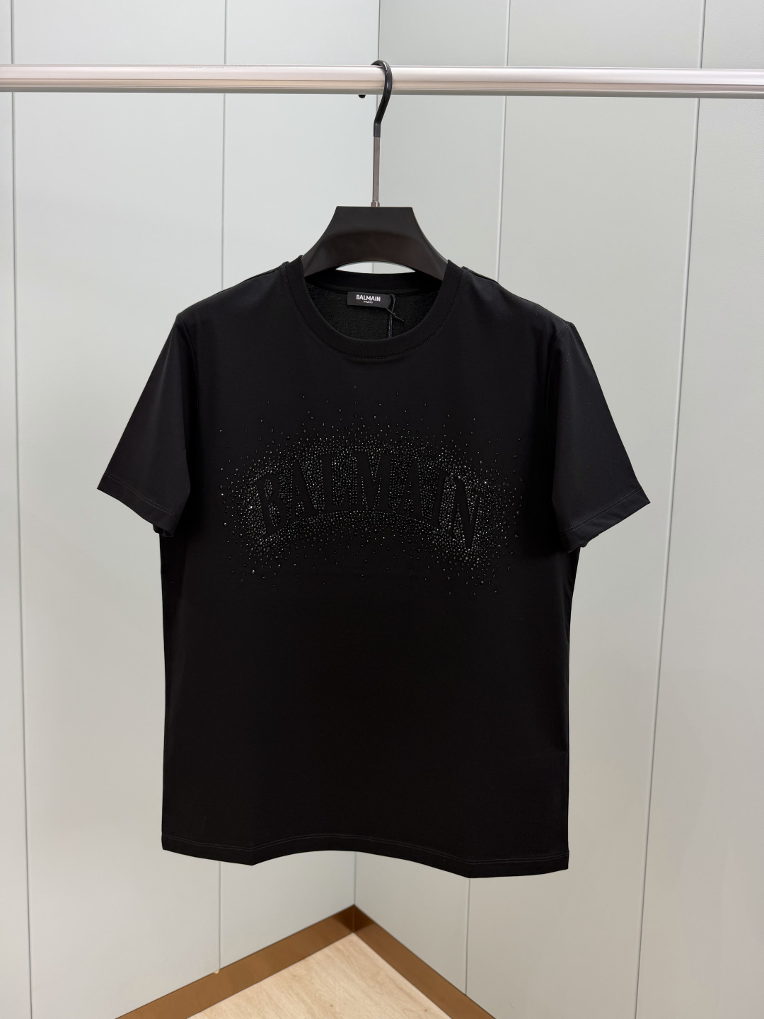 Balmain.巴尔曼 SS26春夏新品满天星水晶短袖T恤，正面胸前满天星水晶设计超吸睛，镂空品牌字母+