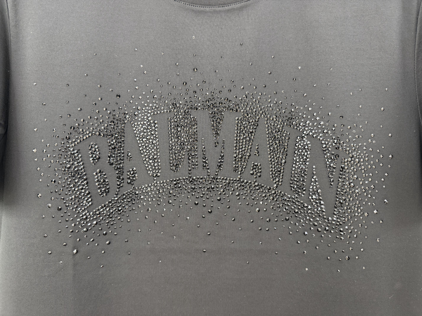 Balmain.巴尔曼 SS26春夏新品满天星水晶短袖T恤，正面胸前满天星水晶设计超吸睛，镂空品牌字母+