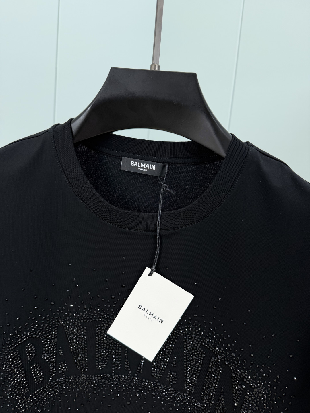 Balmain.巴尔曼 SS26春夏新品满天星水晶短袖T恤，正面胸前满天星水晶设计超吸睛，镂空品牌字母+