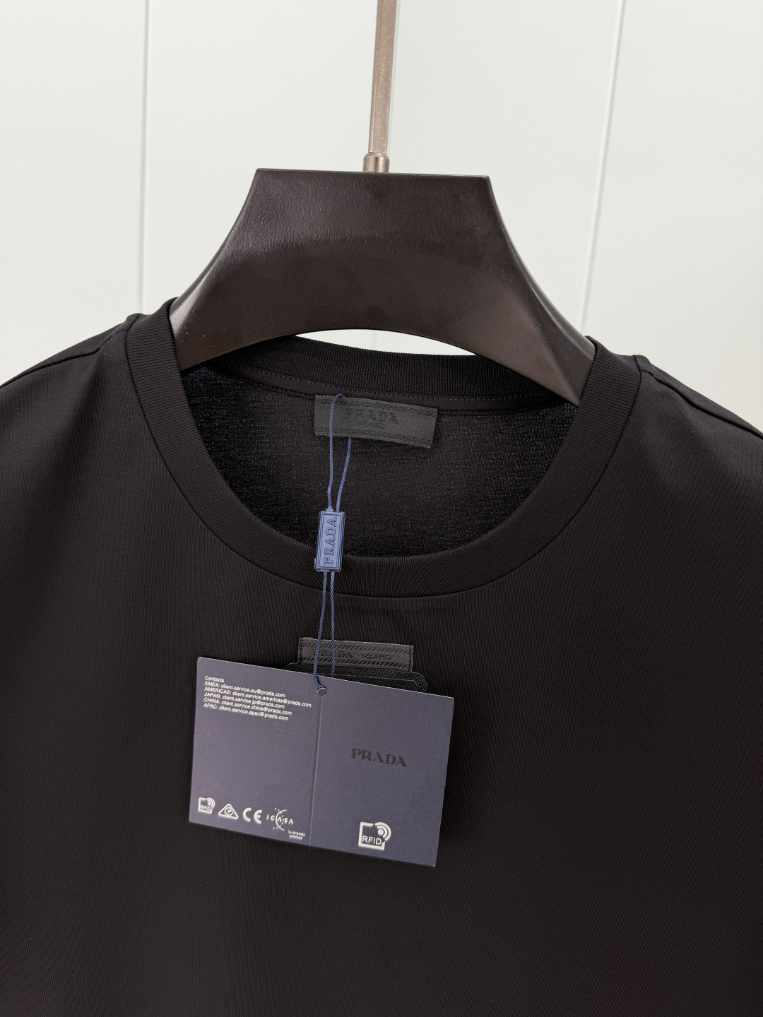 Prada.普拉达 SS26春夏新品三角形贴布徽标&缝制标签短袖T恤，正面领口装饰标志性的三角形徽标几何