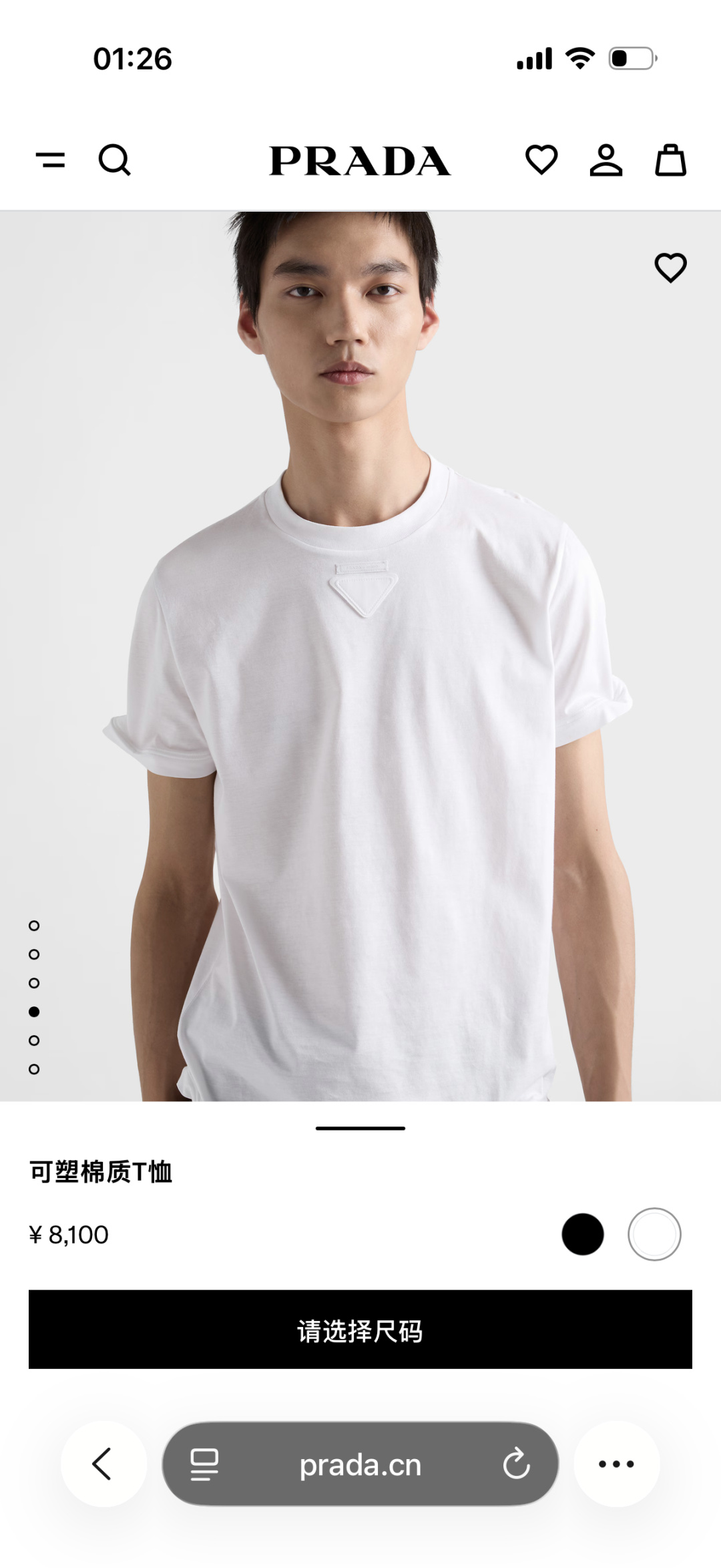 Prada.普拉达 SS26春夏新品三角形贴布徽标&缝制标签短袖T恤，正面领口装饰标志性的三角形徽标几何