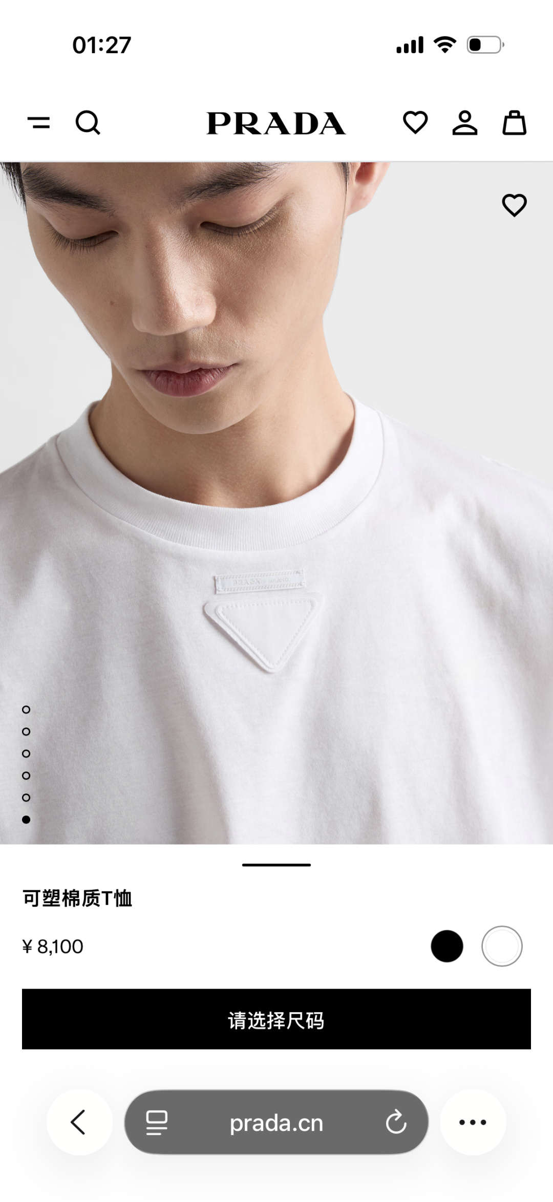 Prada.普拉达 SS26春夏新品三角形贴布徽标&缝制标签短袖T恤，正面领口装饰标志性的三角形徽标几何