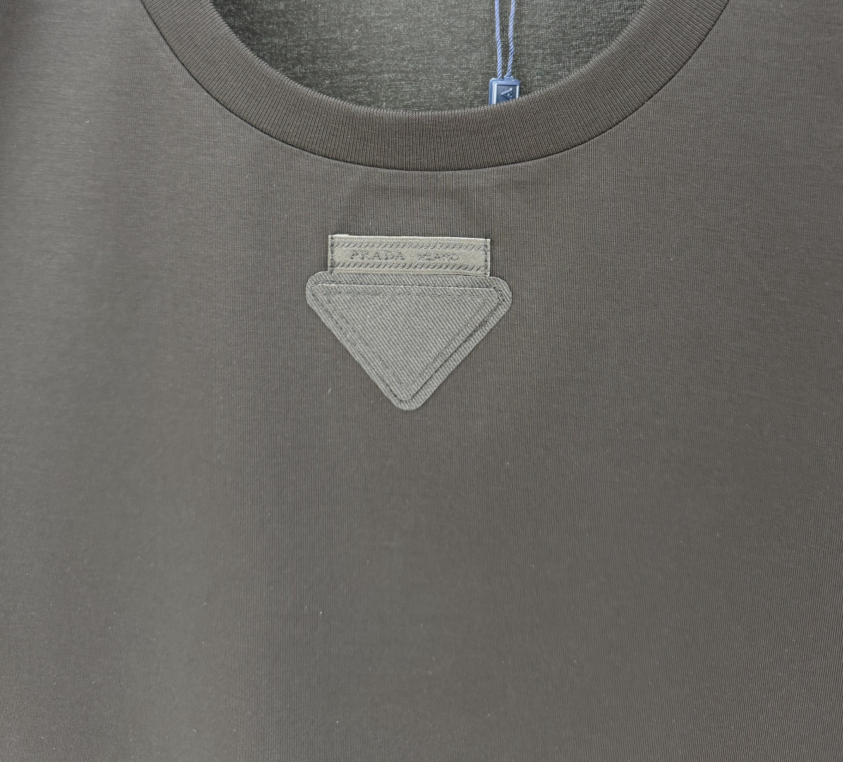 Prada.普拉达 SS26春夏新品三角形贴布徽标&缝制标签短袖T恤，正面领口装饰标志性的三角形徽标几何