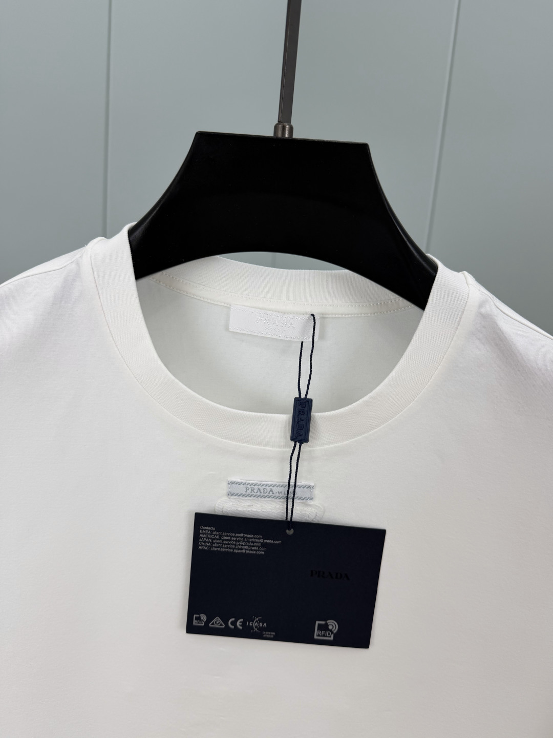 Prada.普拉达 SS26春夏新品三角形贴布徽标&缝制标签短袖T恤，正面领口装饰标志性的三角形徽标几何