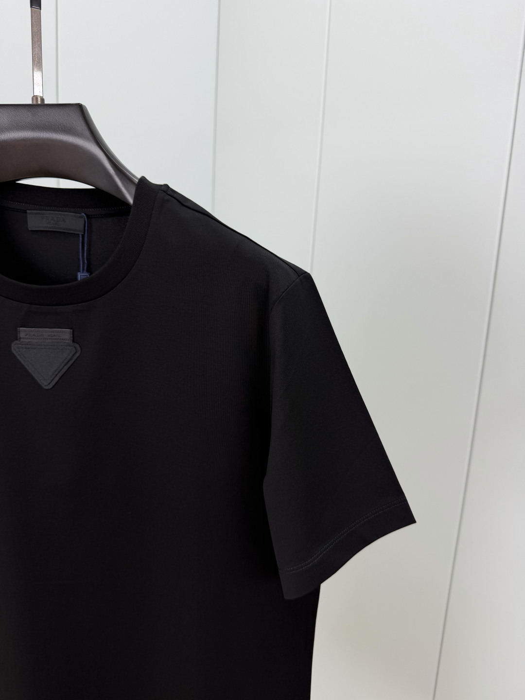 Prada.普拉达 SS26春夏新品三角形贴布徽标&缝制标签短袖T恤，正面领口装饰标志性的三角形徽标几何