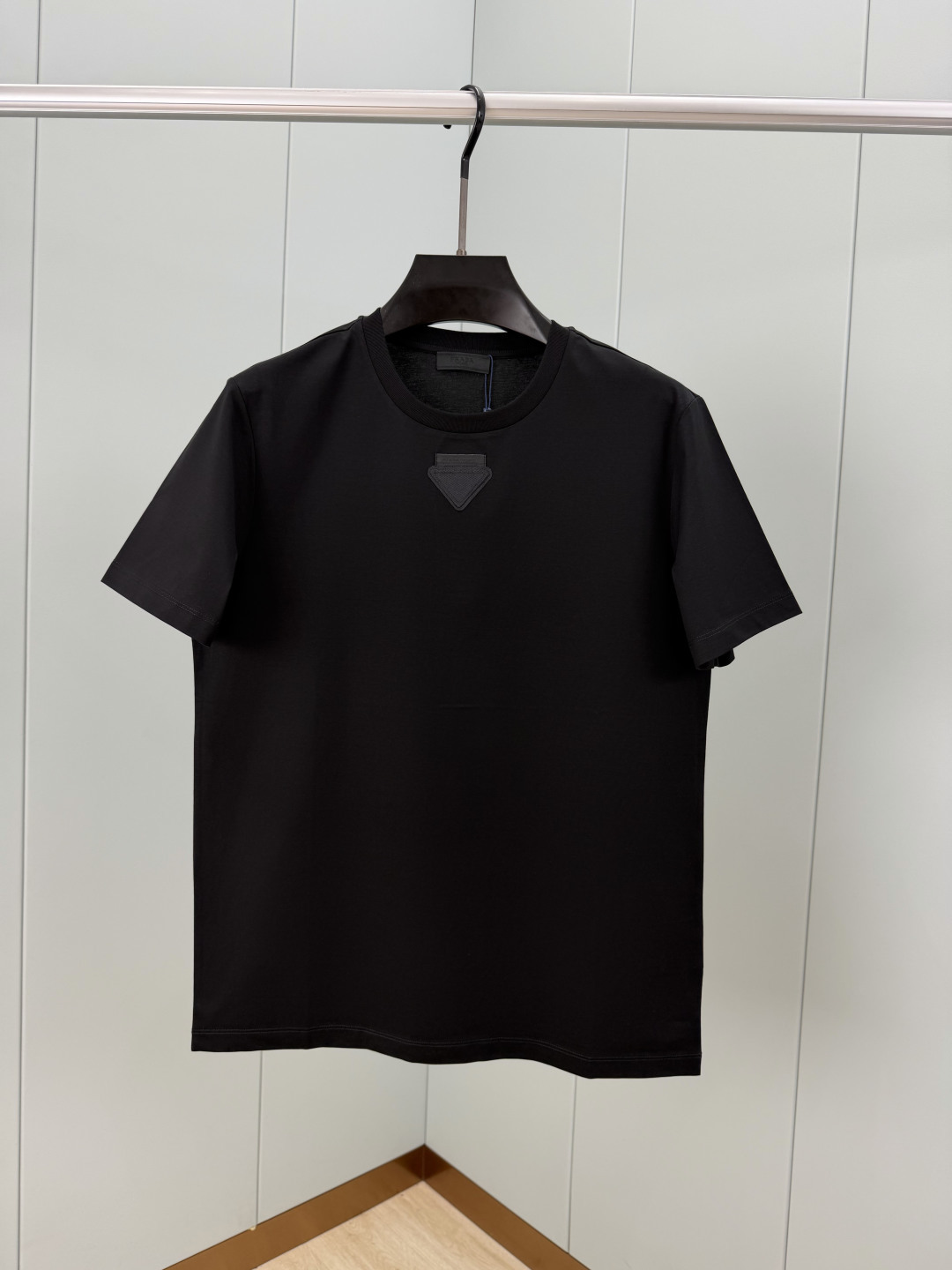 Prada.普拉达 SS26春夏新品三角形贴布徽标&缝制标签短袖T恤，正面领口装饰标志性的三角形徽标几何