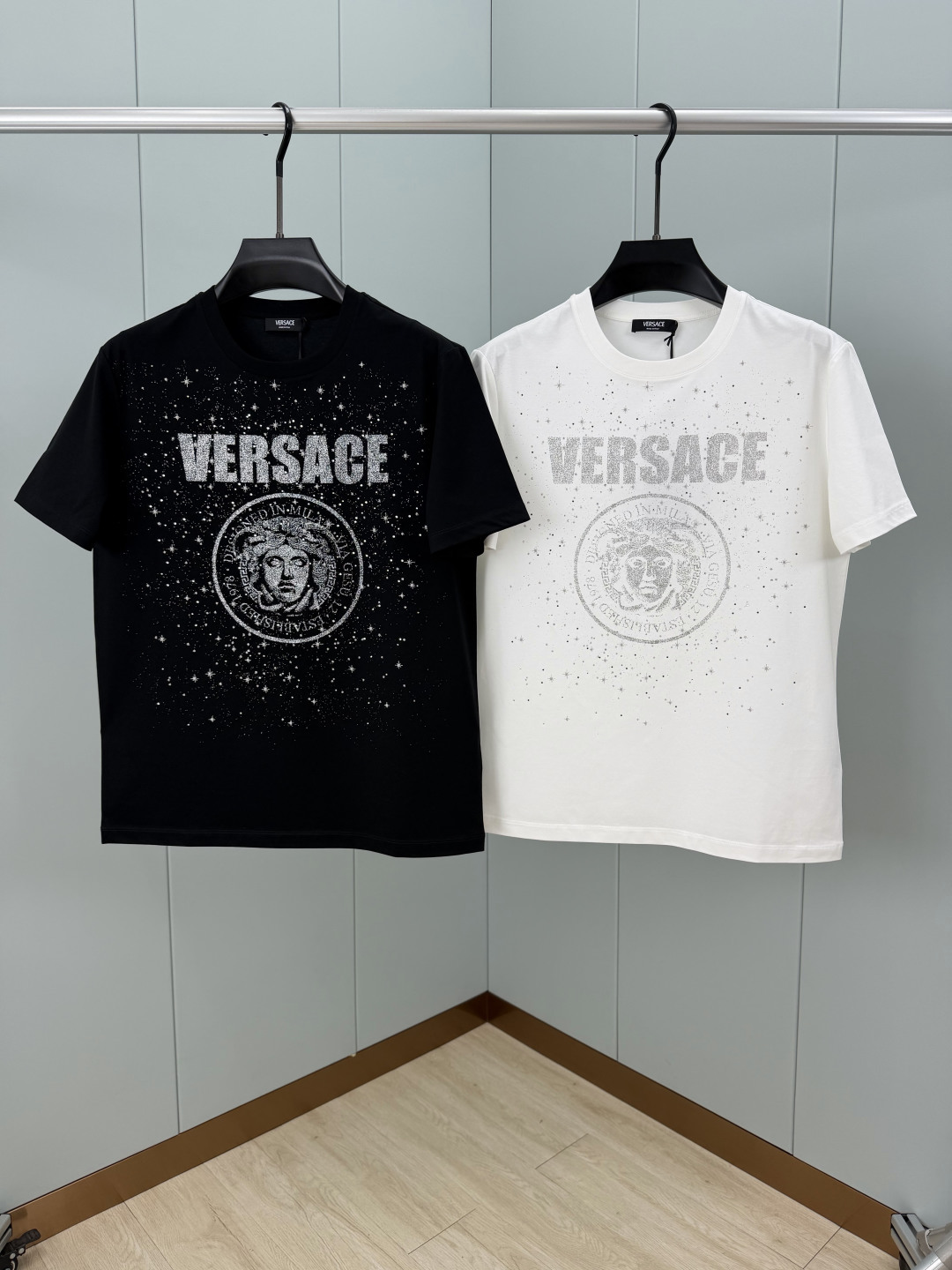 Versace.范思哲 SS26春夏新品Medusa Rock短袖T恤，正面饰银色拉浆印花+水晶点缀直接