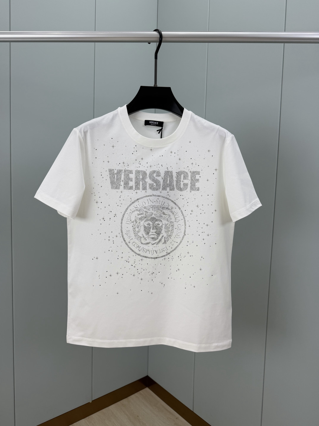 Versace.范思哲 SS26春夏新品Medusa Rock短袖T恤，正面饰银色拉浆印花+水晶点缀直接