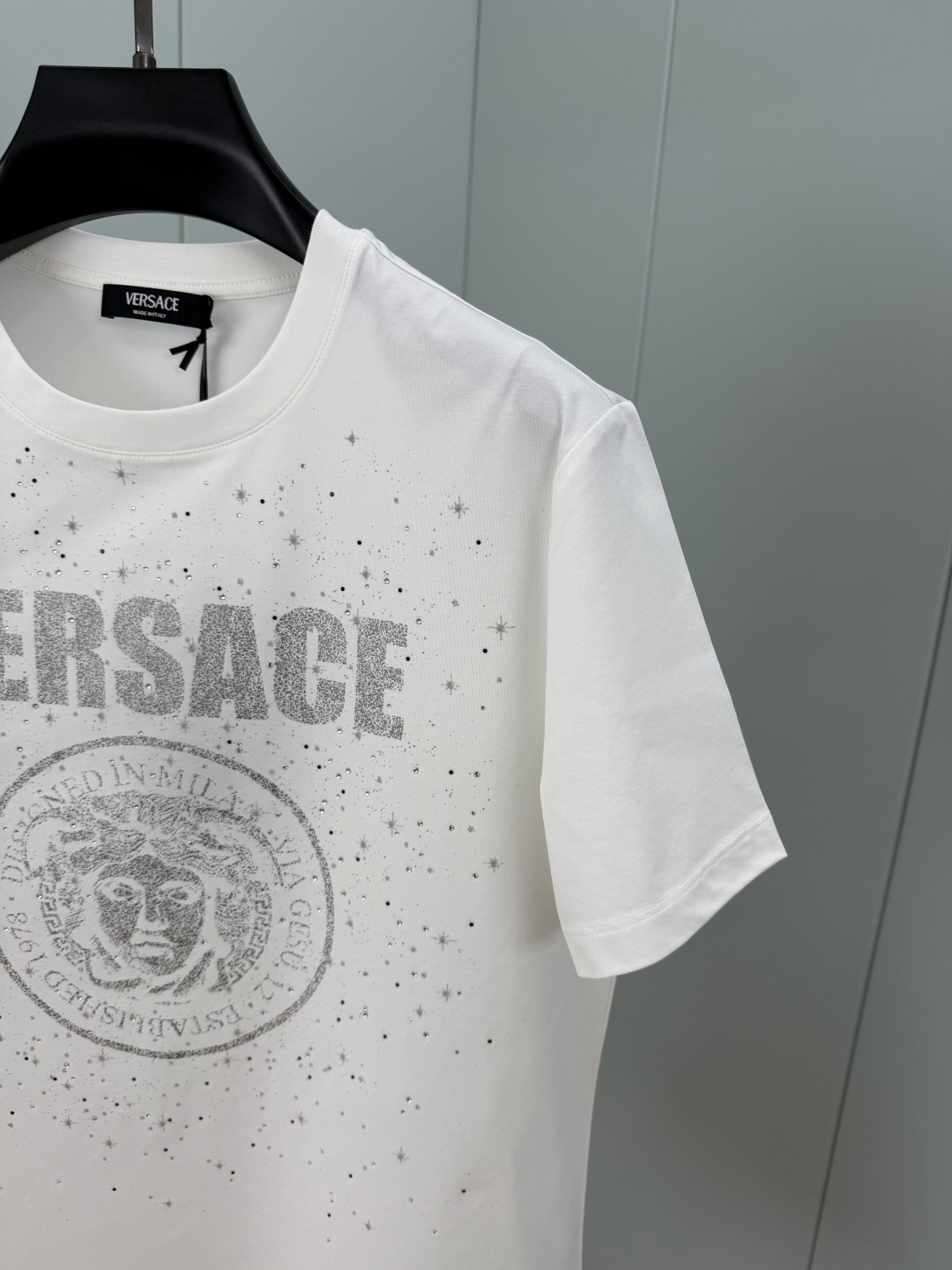 Versace.范思哲 SS26春夏新品Medusa Rock短袖T恤，正面饰银色拉浆印花+水晶点缀直接