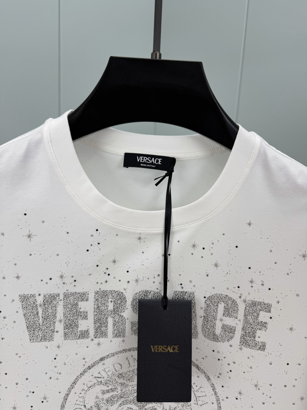Versace.范思哲 SS26春夏新品Medusa Rock短袖T恤，正面饰银色拉浆印花+水晶点缀直接