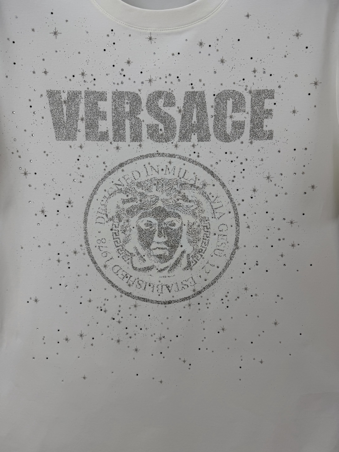 Versace.范思哲 SS26春夏新品Medusa Rock短袖T恤，正面饰银色拉浆印花+水晶点缀直接