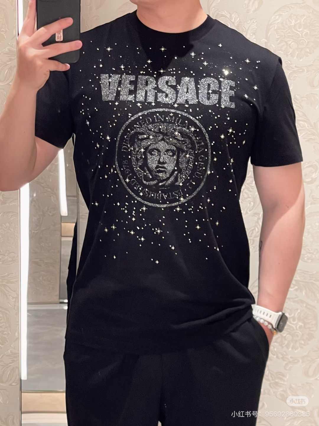 Versace.范思哲 SS26春夏新品Medusa Rock短袖T恤，正面饰银色拉浆印花+水晶点缀直接