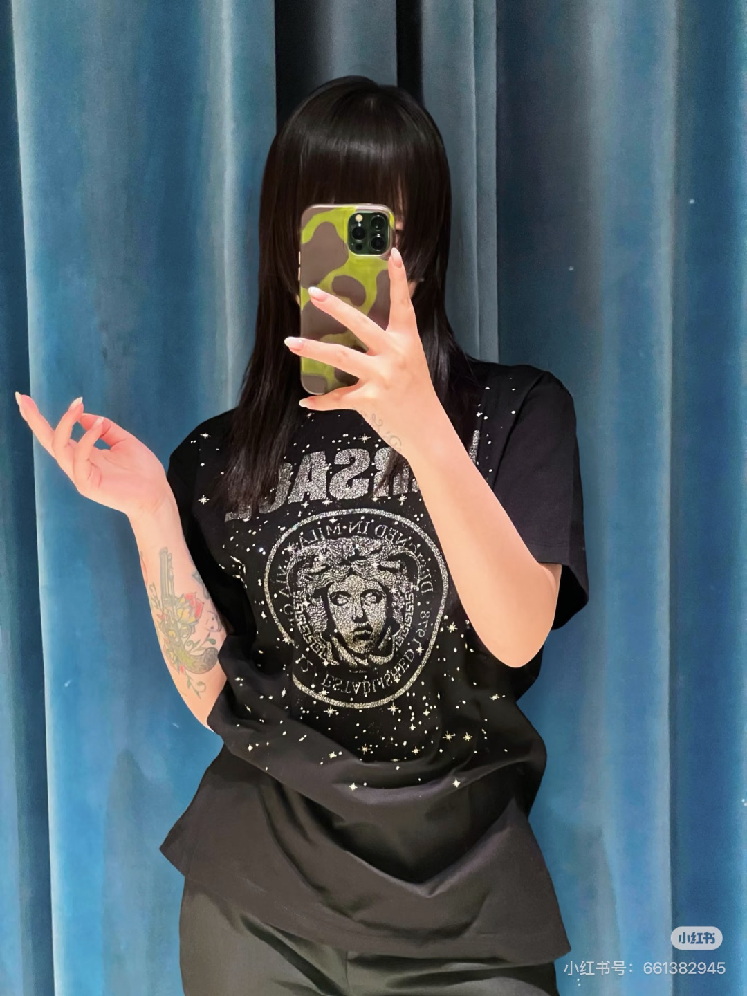 Versace.范思哲 SS26春夏新品Medusa Rock短袖T恤，正面饰银色拉浆印花+水晶点缀直接