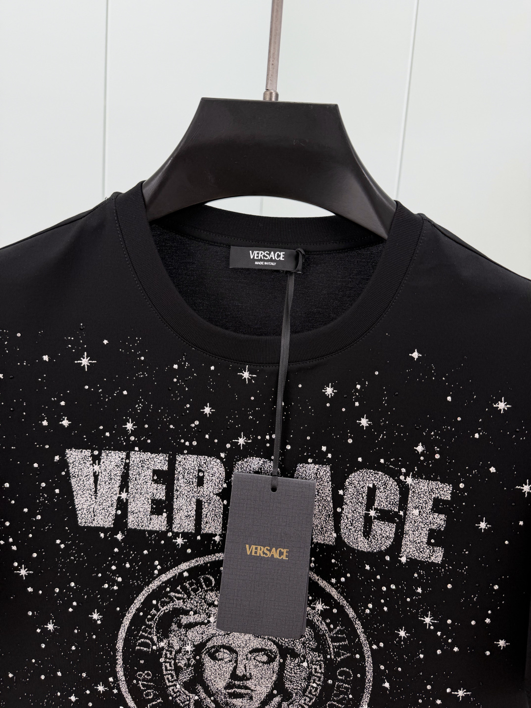 Versace.范思哲 SS26春夏新品Medusa Rock短袖T恤，正面饰银色拉浆印花+水晶点缀直接