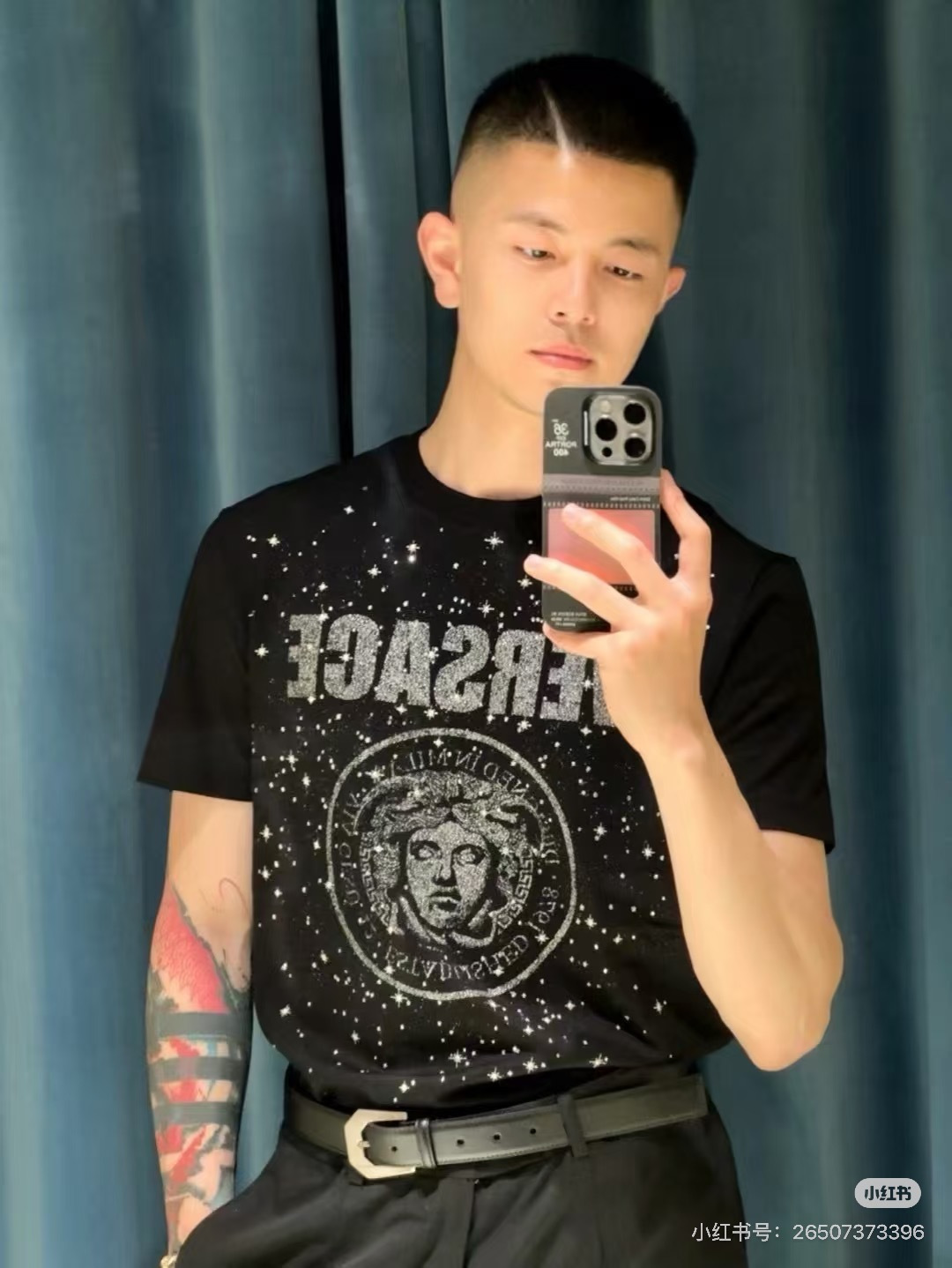 Versace.范思哲 SS26春夏新品Medusa Rock短袖T恤，正面饰银色拉浆印花+水晶点缀直接