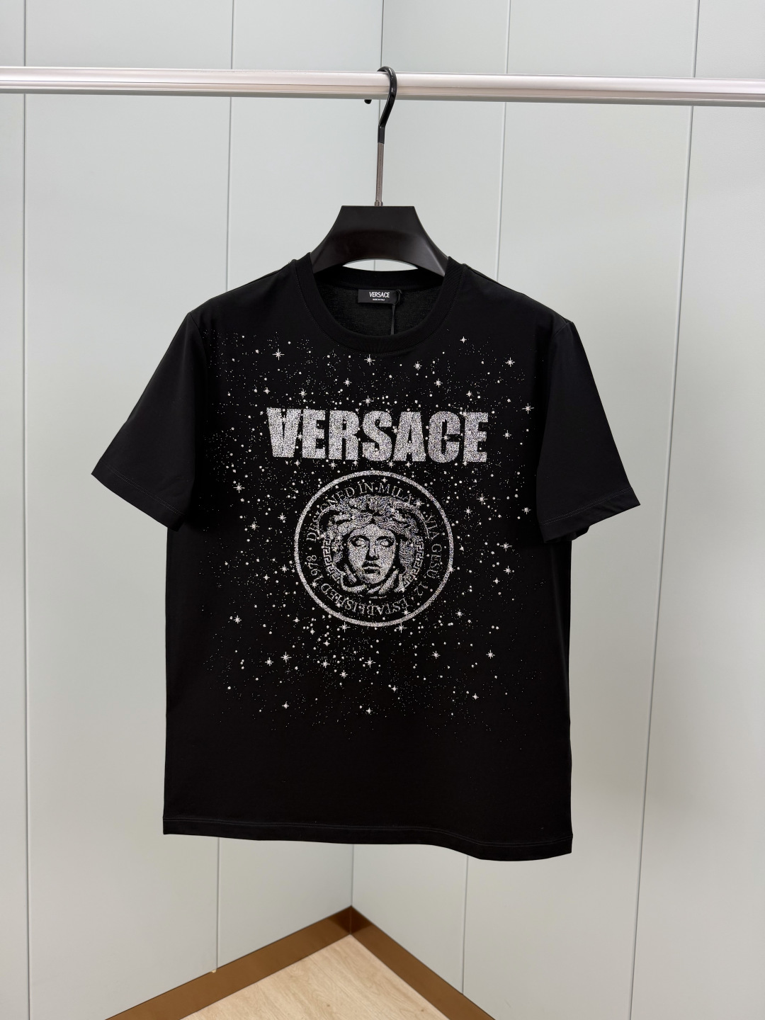 Versace.范思哲 SS26春夏新品Medusa Rock短袖T恤，正面饰银色拉浆印花+水晶点缀直接