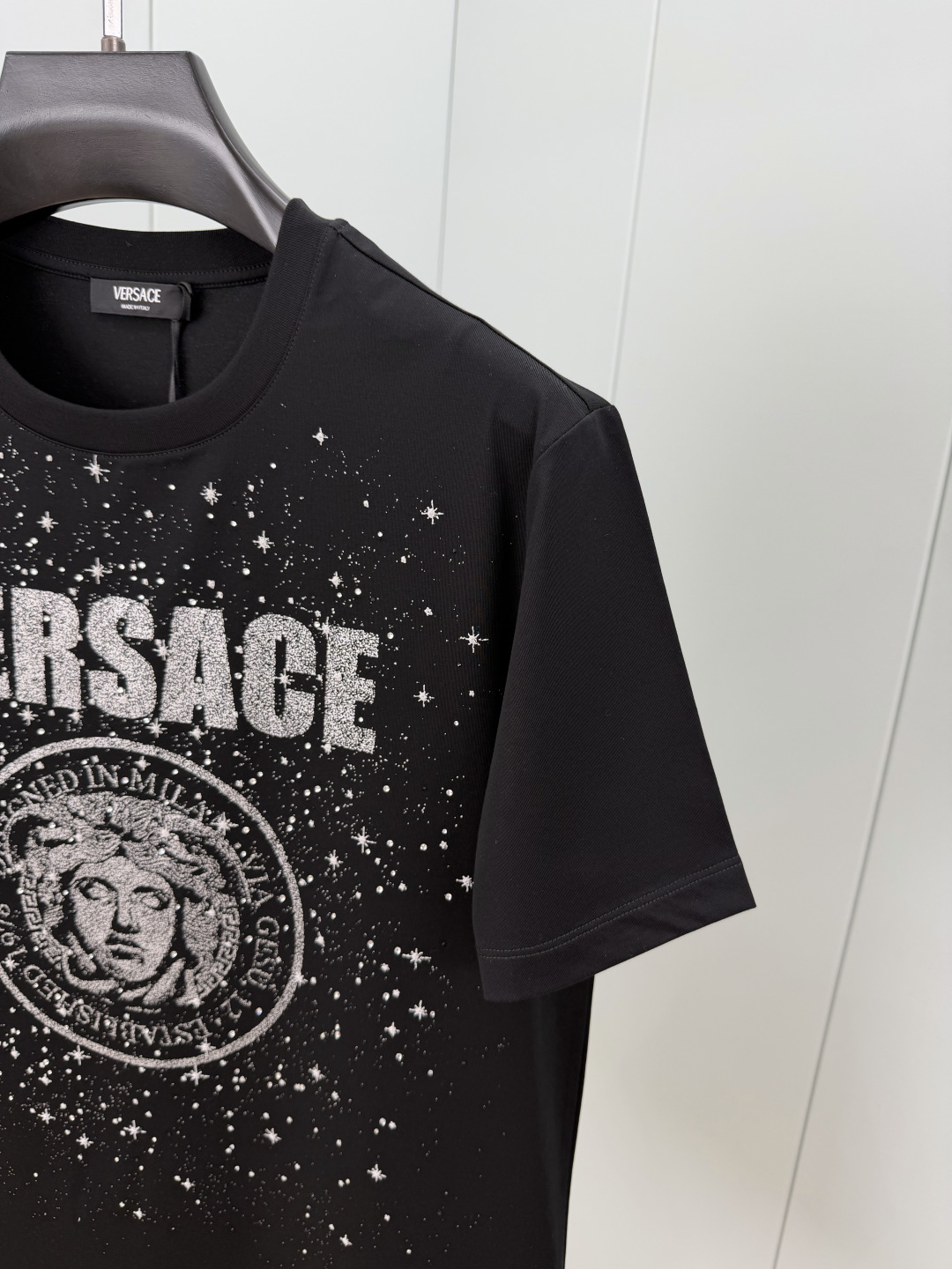 Versace.范思哲 SS26春夏新品Medusa Rock短袖T恤，正面饰银色拉浆印花+水晶点缀直接