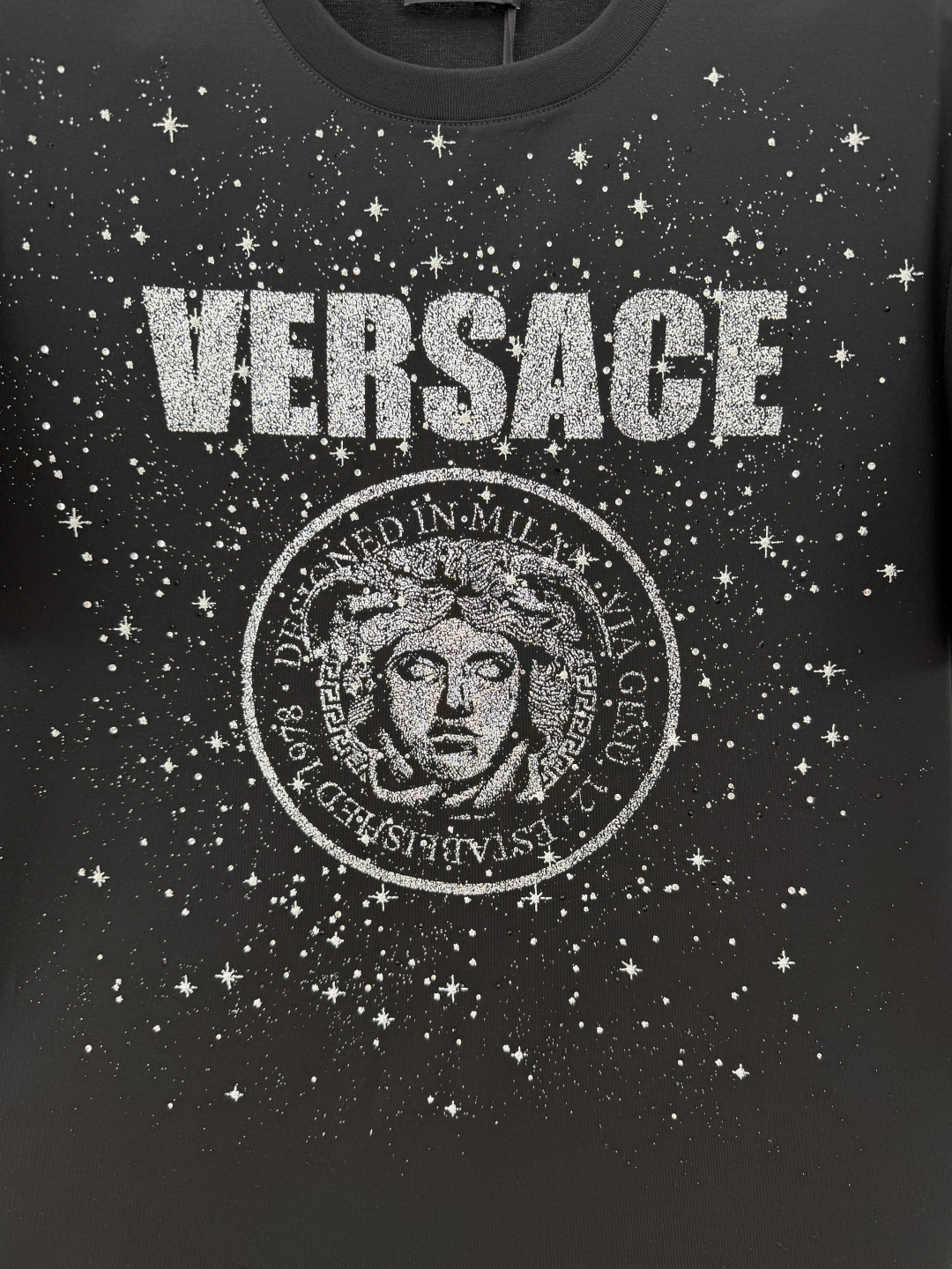 Versace.范思哲 SS26春夏新品Medusa Rock短袖T恤，正面饰银色拉浆印花+水晶点缀直接