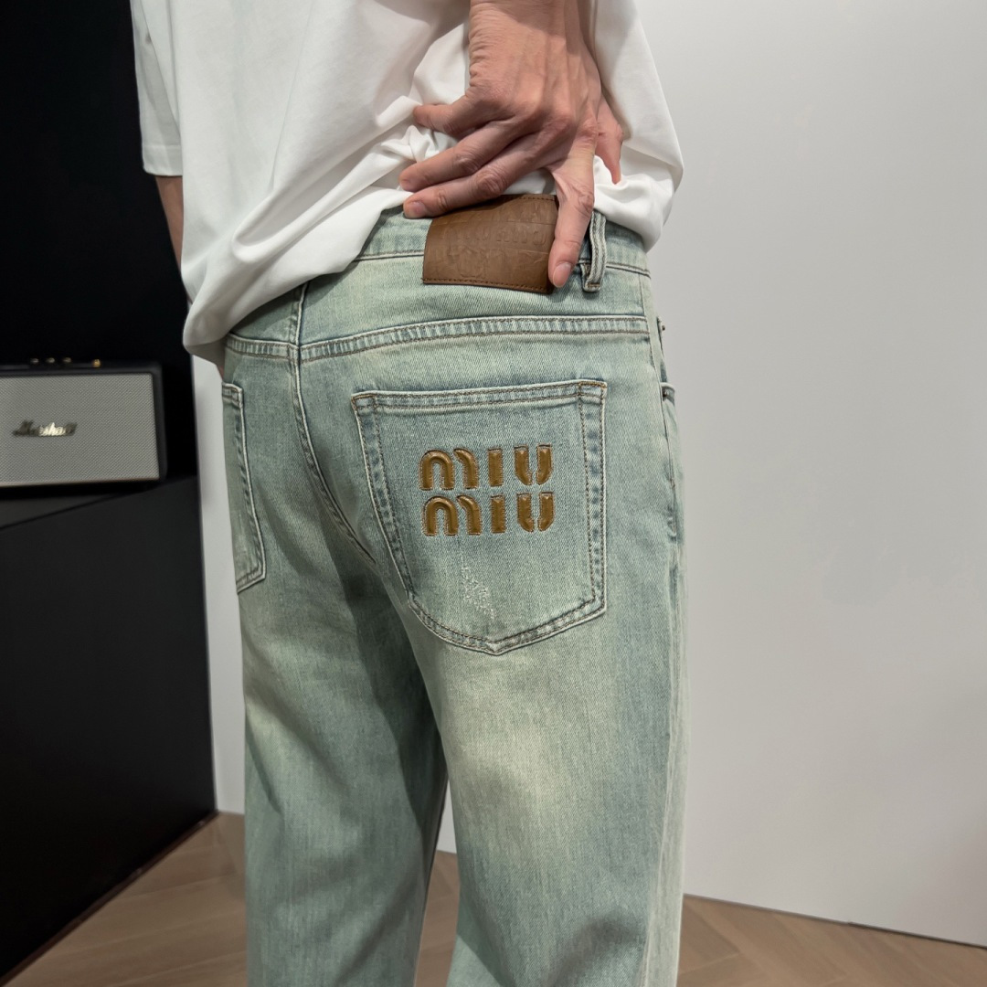 品牌：MIU季度：2026春夏颜色：蓝色尺码：30-36码版型：微阔中直筒版 牛仔裤重量：10安成分：9