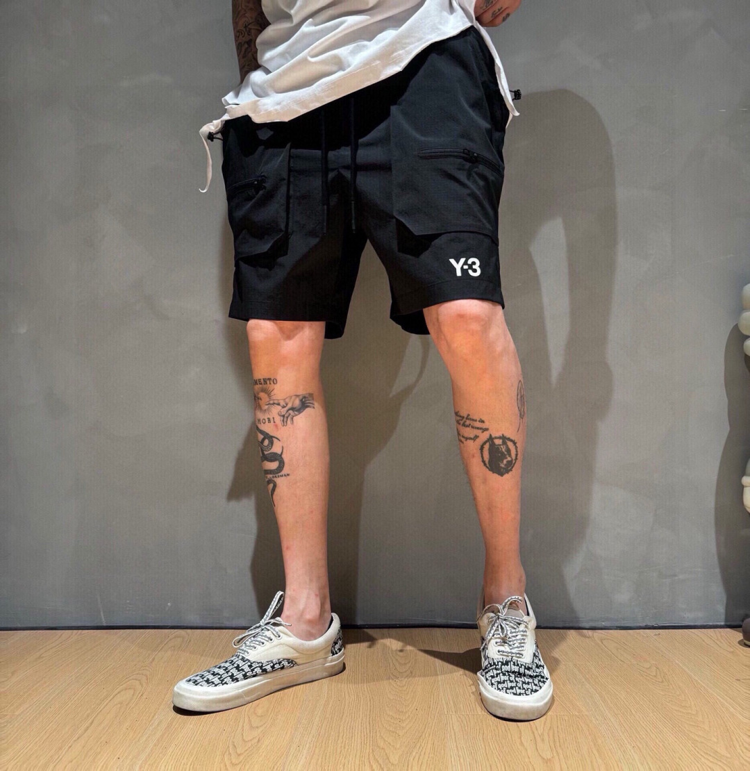 🌈Y-3🌟夏季新款短裤🩳采用优质面料，超级柔软亲肤！裤腿标识设计点缀，内里走线工整细致，上身时尚潮流！高