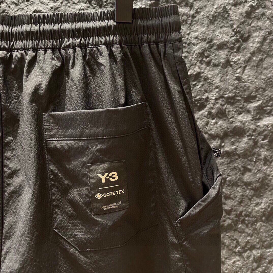 🌈Y-3🌟夏季新款短裤🩳采用优质面料，超级柔软亲肤！裤腿标识设计点缀，内里走线工整细致，上身时尚潮流！高