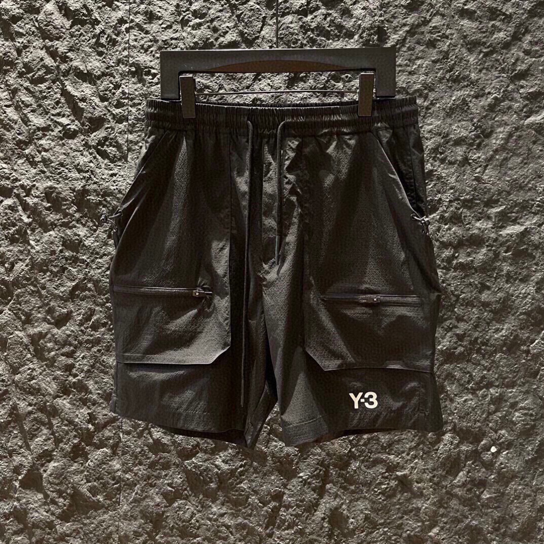 🌈Y-3🌟夏季新款短裤🩳采用优质面料，超级柔软亲肤！裤腿标识设计点缀，内里走线工整细致，上身时尚潮流！高