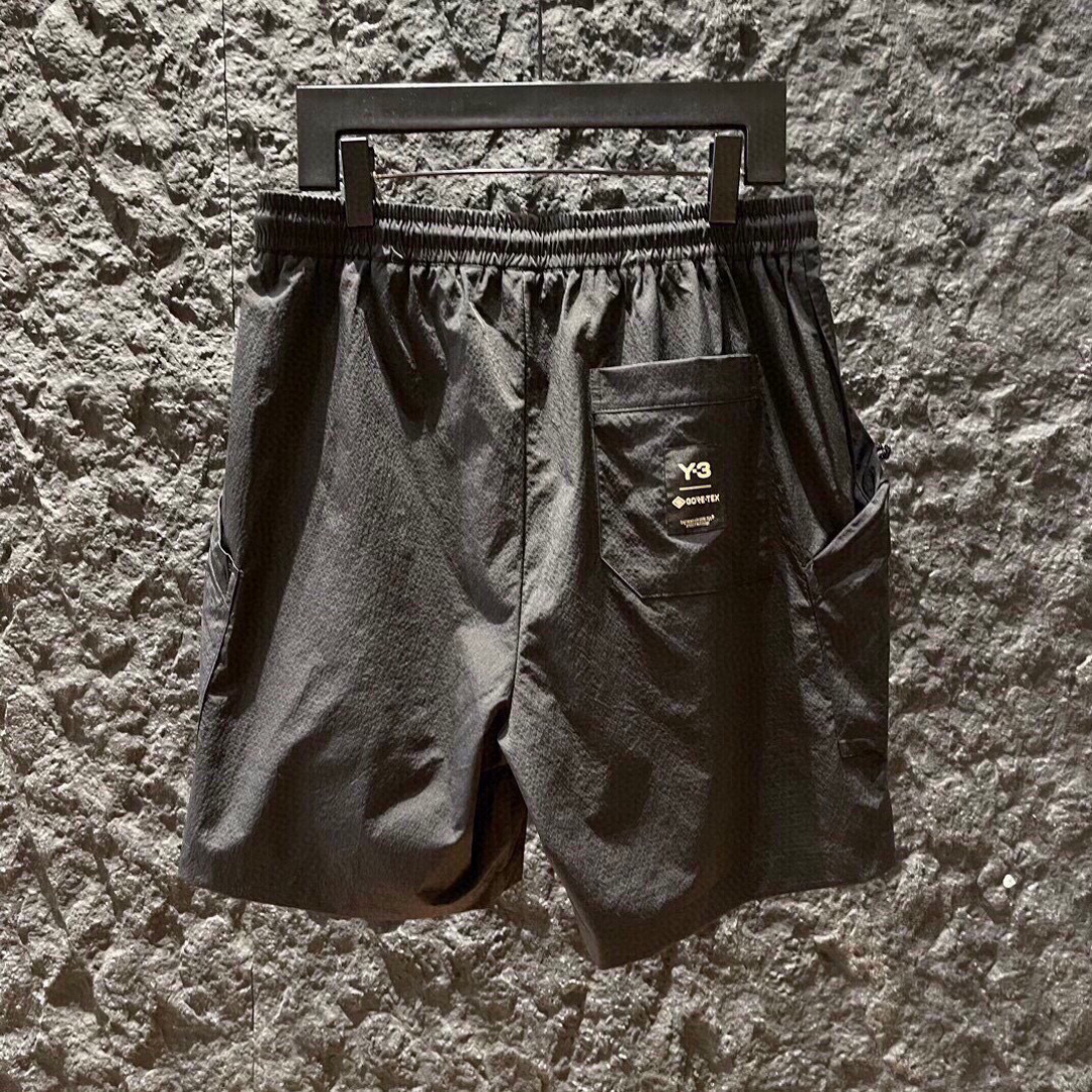 🌈Y-3🌟夏季新款短裤🩳采用优质面料，超级柔软亲肤！裤腿标识设计点缀，内里走线工整细致，上身时尚潮流！高