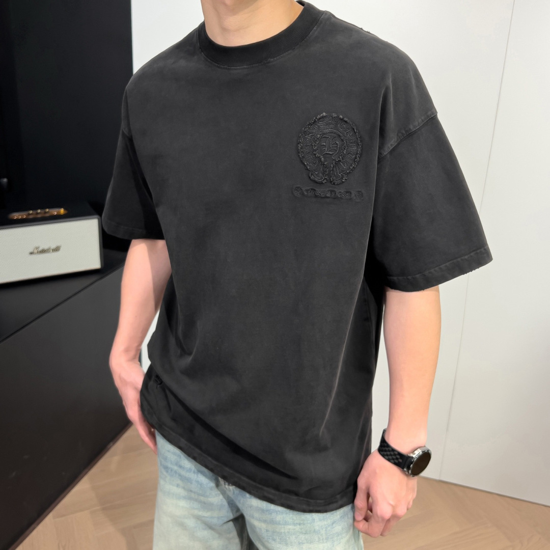 品牌：CH克家季度：2026春夏颜色：黑色 冷卡其 红色尺码：S-XXL版型：宽松版 短袖T重量：350