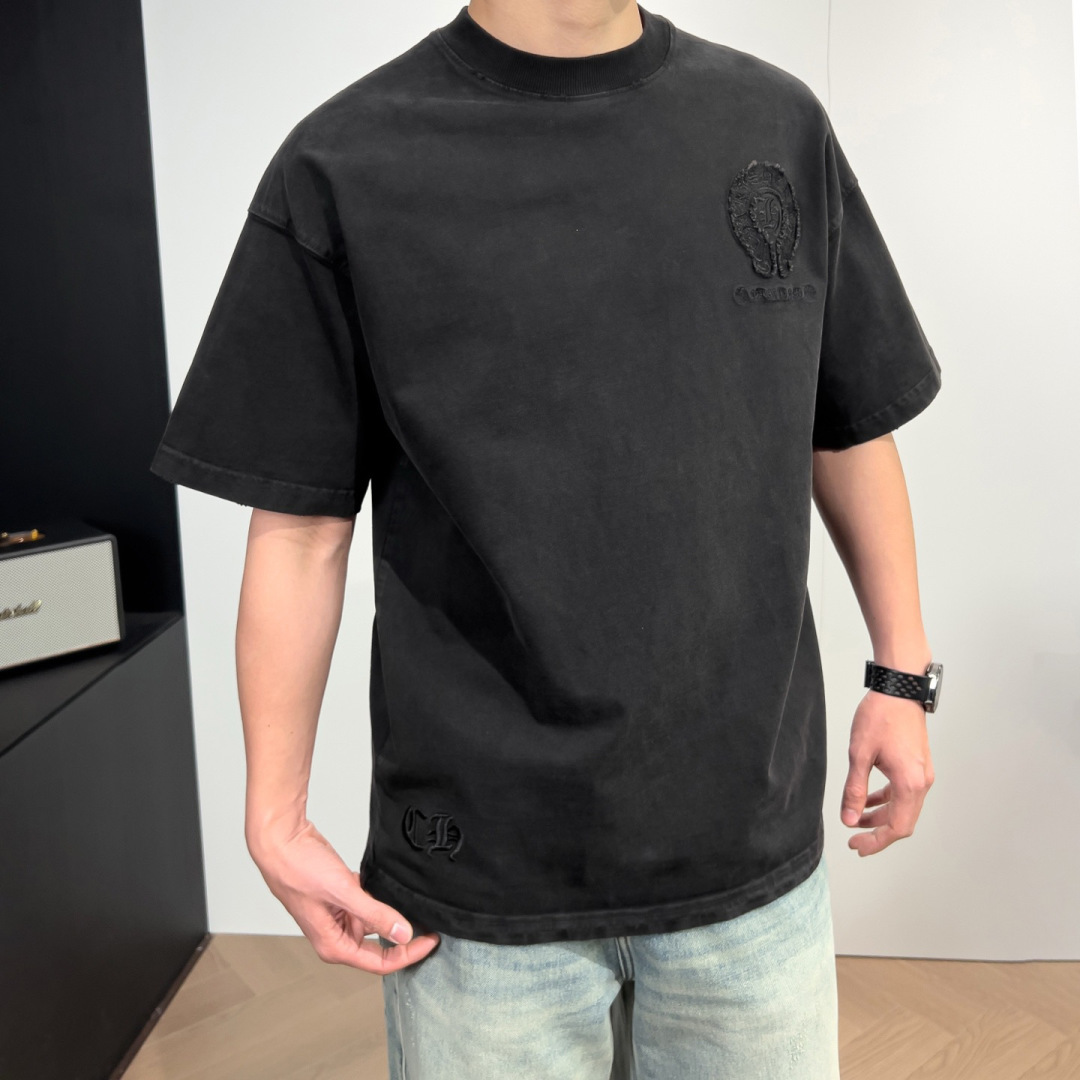 品牌：CH克家季度：2026春夏颜色：黑色 冷卡其 红色尺码：S-XXL版型：宽松版 短袖T重量：350