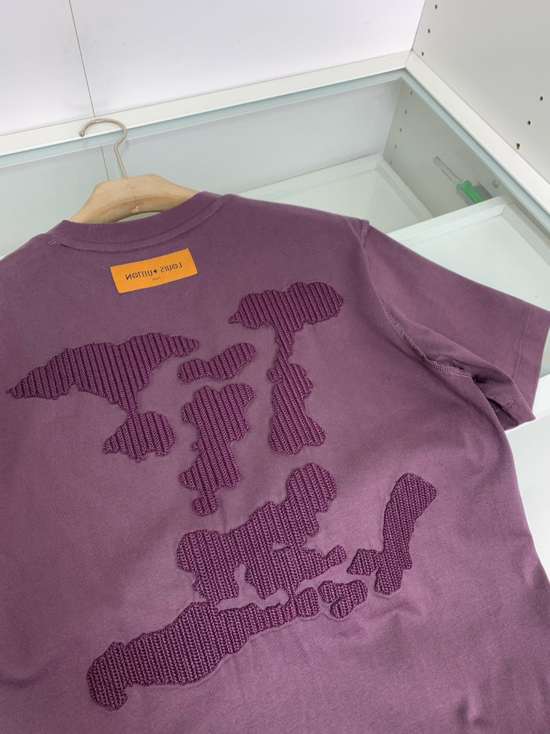早春新款！重工刺绣微廓圆领T恤衫.设计采用胸口标志字母点缀刺绣工艺，背部标志图形高密粗针绣工艺来呈现设计