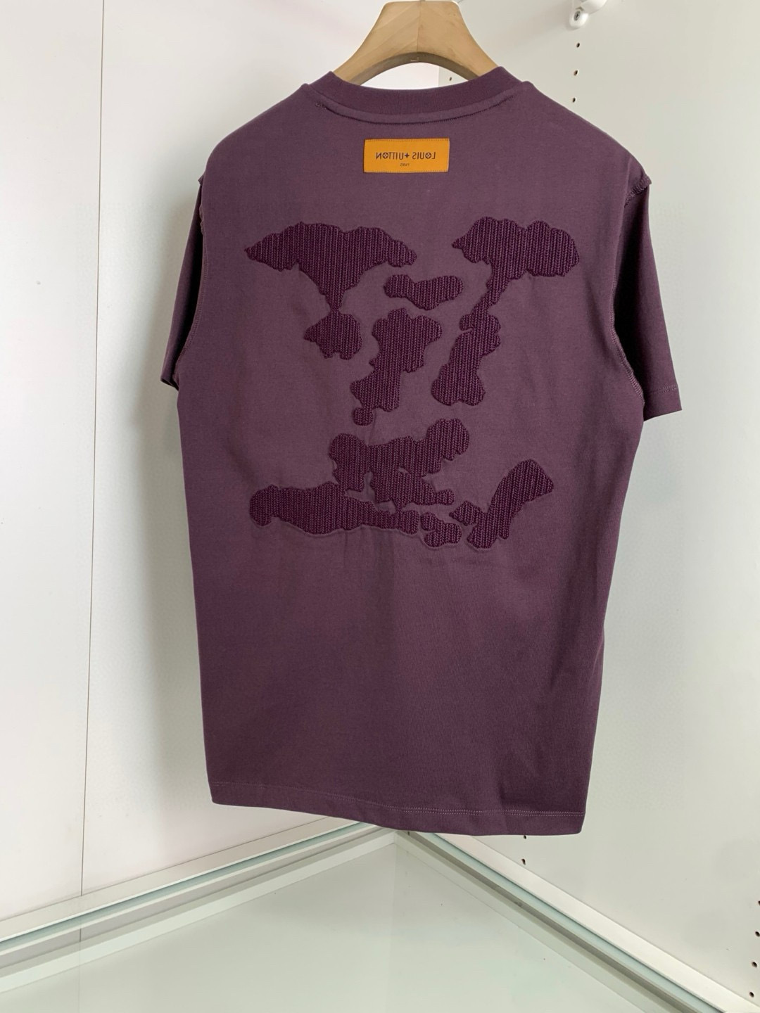 早春新款！重工刺绣微廓圆领T恤衫.设计采用胸口标志字母点缀刺绣工艺，背部标志图形高密粗针绣工艺来呈现设计