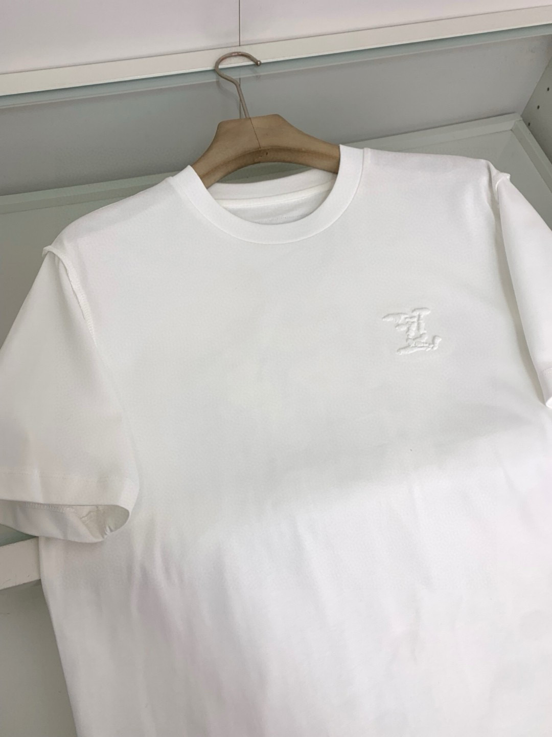 早春新款！重工刺绣微廓圆领T恤衫.设计采用胸口标志字母点缀刺绣工艺，背部标志图形高密粗针绣工艺来呈现设计